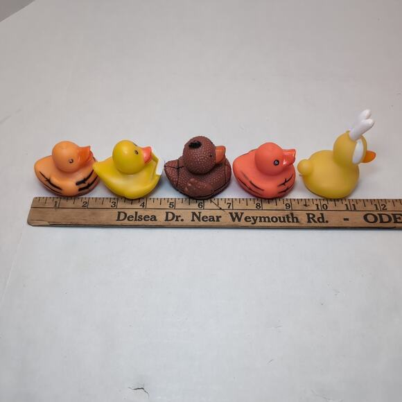 Lot Of 24 Rubber Ducks Jeep Ducking Miscellaneous Holiday Sport Glitter Party - Picture 13 of 16